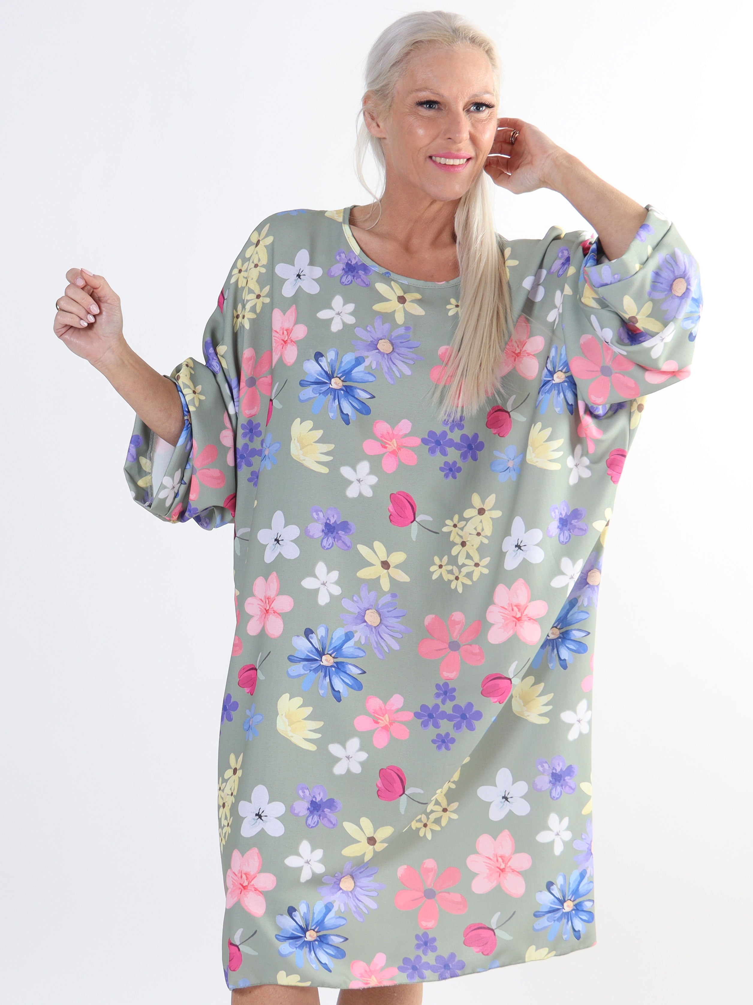 Sabina - Plus size kjole i løs pasform med blomsterprint